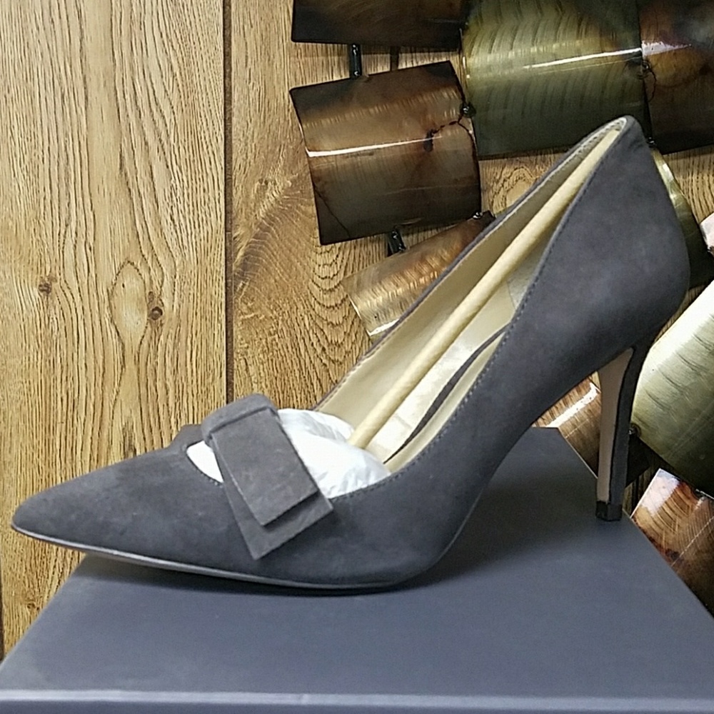 ANN TAYLOR- ODETTE SUEDE BOW PUMP